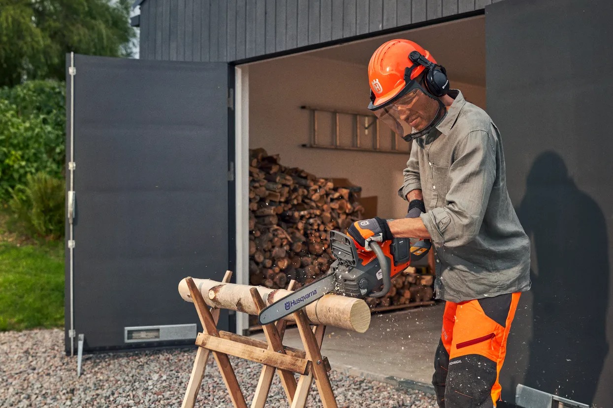 Husqvarna Power Axe 225i Review: A Lightweight but Capable 14-Inch Cordless Chainsaw